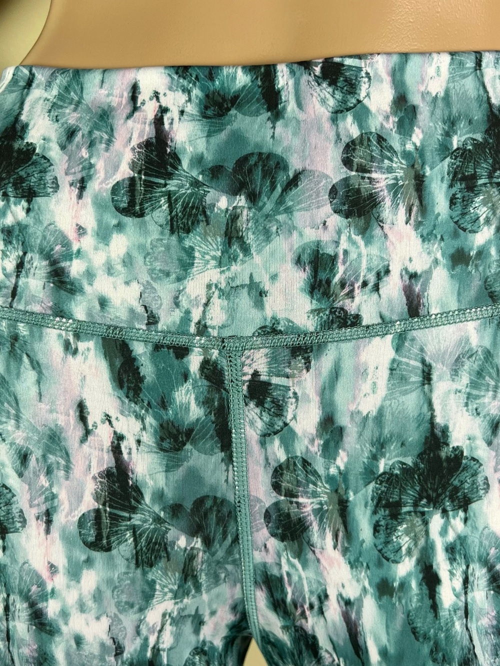 NEW SWEATY BETTY GREEN BUTTERFLY TIE-DYE PRINTED LEGGINGS - Picture 3 of 5